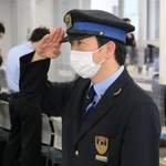 点呼を受ける。ベテランになり「現場で事故を伝えていく」と誓う＝ＪＲ西日本大阪車掌区
