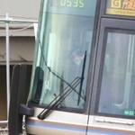 現場付近を通過する電車内で黙とうする乗務員＝２０２１年４月２５日午前、尼崎市久々知３（撮影・斎藤雅志）