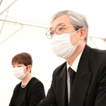 慰霊式の後、教訓継承のあり方への疑問を投げかける小椋聡さんと妻の朋子さん＝２５日午後、尼崎市久々知３（撮影・中西幸大）