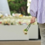 一般献花に訪れ、慰霊碑に向かう人＝２５日午後、尼崎市久々知３（撮影・吉田敦史）