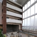 巨大な屋根や柱に囲われた事故現場のマンション。事故の痕跡があちこちに残る＝２０１８年９月１４日、尼崎市久々知３