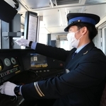 運転席に座り前方確認をする。深く刺さった父の言葉を胸に＝ＪＲ姫路駅（撮影・斎藤雅志）