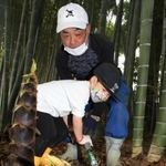 タケノコを掘る子どもら＝尼崎市農業公園