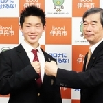 藤原保幸市長に全国Ｖを報告した伊藤千飛さん＝伊丹市役所