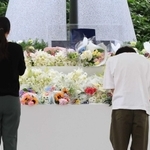 一般献花に訪れ、慰霊碑に手を合わせる人＝４月２５日午後、尼崎市久々知３
