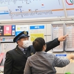 駅利用者の対応をする。一人一人に心を込めて＝ＪＲ宝塚駅（撮影・斎藤雅志）