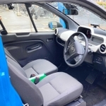 ２人乗りの超コンパクトカーながら、車内は意外とゆったり＝尼崎市役所