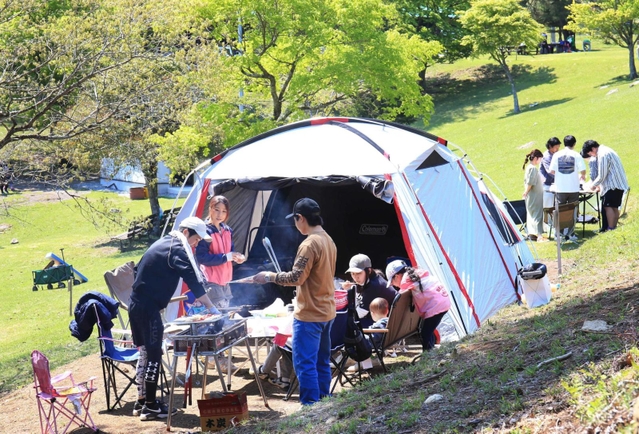 キャンプを楽しむ家族連れ＝猪名川町柏原
