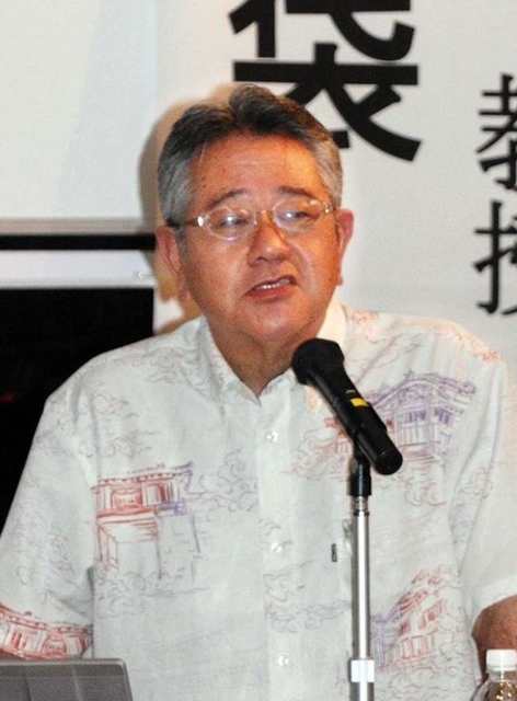 沖縄が日本復帰を目指した背景などを語る琉球大の島袋純教授＝尼崎市西御園町、尼崎市中央南生涯学習プラザ
