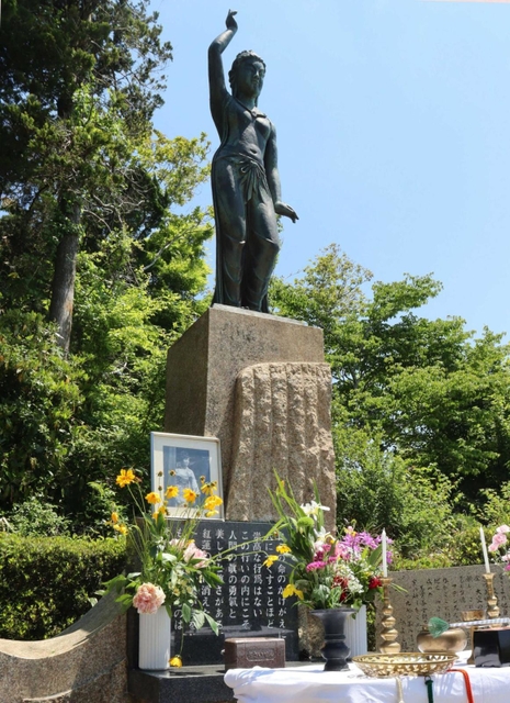 追悼式典が行われたみよし観音像＝神戸市灘区六甲山町