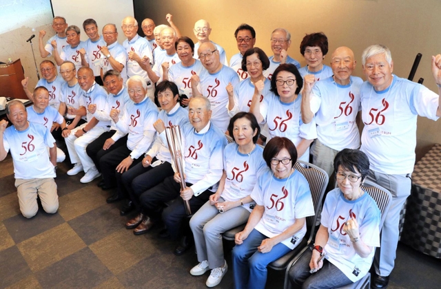 昨年の東京五輪聖火リレーを走り、再集結した「５６年目のファーストランの会」のメンバーら＝芦屋市大原町、ホテル竹園芦屋