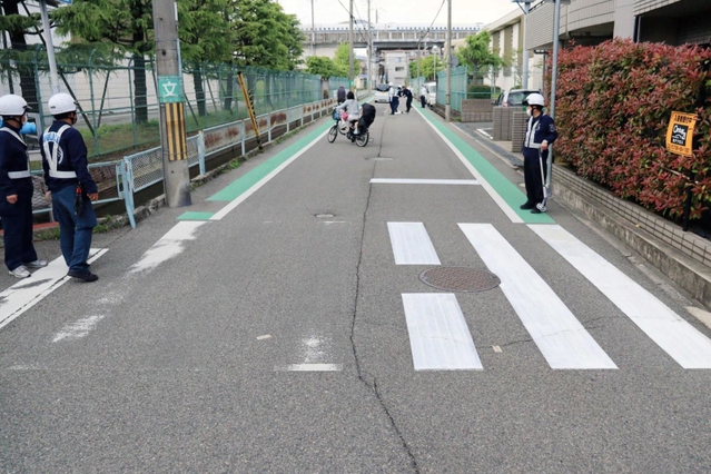 停止線や白線が見えにくくなった横断歩道＝西宮市上大市４