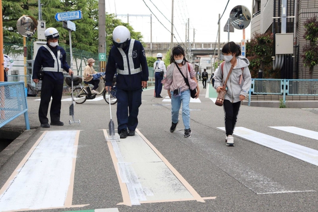 白線をスプレーで引き直す＝西宮市上大市４