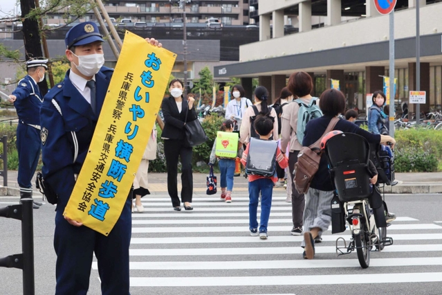 「おもいやり横断歩道」に指定された交差点。子どもの横断も多い＝尼崎市上坂部１