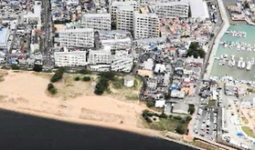 手前が御前浜。白い円筒形の建造物が西宮砲台（２０１０年撮影、市の広報番組「幕末の世相を物語る西宮砲台」より）