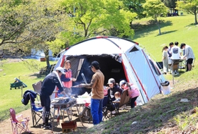キャンプを楽しむ家族連れ＝猪名川町柏原