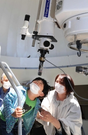 天文台の天体望遠鏡で太陽を観察する子どもら＝猪名川町柏原