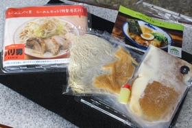 自販機で購入できる人気店の冷凍ラーメン＝三田市相生町