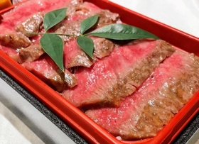 メニューの一つ、「六段」の黒毛和牛ステーキ弁当（提供）