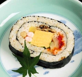 直径１２センチの迫力！　「松葉寿司」の近松巻（提供）