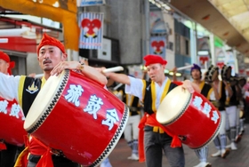 大太鼓を持って踊る「琉鼓会」のメンバー（比嘉純也さん提供）