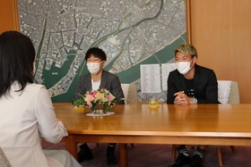 近況を報告した堂安律さん（右）と憂さん＝尼崎市役所