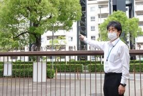 カラスの巣があった場所を指さす木下新吾校長＝芦屋市潮見町