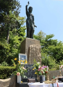 追悼式典が行われたみよし観音像＝神戸市灘区六甲山町