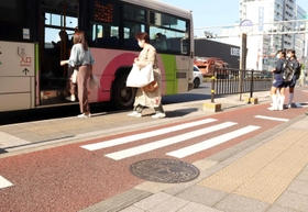 短すぎる横断歩道を渡りバスに乗る利用者＝西宮市和上町