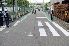停止線や白線が見えにくくなった横断歩道＝西宮市上大市４