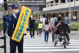 「おもいやり横断歩道」に指定された交差点。子どもの横断も多い＝尼崎市上坂部１