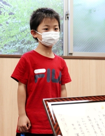 署長感謝状を受け取る男子児童＝尼崎北署