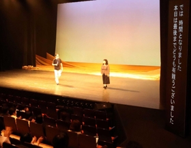 終演後に舞台で工夫した点などを解説する劇団員＝ピッコロシアター