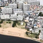 手前が御前浜。白い円筒形の建造物が西宮砲台（２０１０年撮影、市の広報番組「幕末の世相を物語る西宮砲台」より）