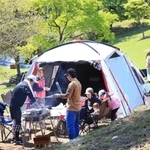 キャンプを楽しむ家族連れ＝猪名川町柏原