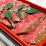 メニューの一つ、「六段」の黒毛和牛ステーキ弁当（提供）