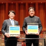 ウクライナ支援の募金への協力を呼び掛ける佐渡裕芸術監督（右）と斎藤元彦県知事＝県立芸術文化センター