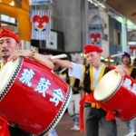 大太鼓を持って踊る「琉鼓会」のメンバー（比嘉純也さん提供）