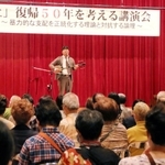 平和の願いを込めて、三線で弾き語りする渡久地翔さん＝尼崎市西御園町、尼崎市中央南生涯学習プラザ
