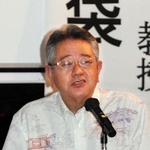 沖縄が日本復帰を目指した背景などを語る琉球大の島袋純教授＝尼崎市西御園町、尼崎市中央南生涯学習プラザ