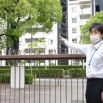 カラスの巣があった場所を指さす木下新吾校長＝芦屋市潮見町