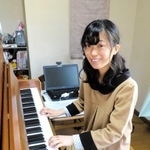 ピアノ教室を開いた西濱優衣香さん＝川西市美山台