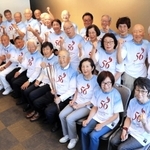 昨年の東京五輪聖火リレーを走り、再集結した「５６年目のファーストランの会」のメンバーら＝芦屋市大原町、ホテル竹園芦屋