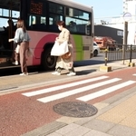 短すぎる横断歩道を渡りバスに乗る利用者＝西宮市和上町