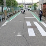 停止線や白線が見えにくくなった横断歩道＝西宮市上大市４