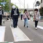 白線をスプレーで引き直す＝西宮市上大市４