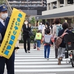 「おもいやり横断歩道」に指定された交差点。子どもの横断も多い＝尼崎市上坂部１