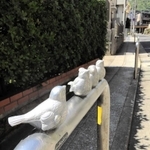 車止めに乗っている小鳥。金型は２種類で向きや位置で個性を表している＝芦屋市三条南町