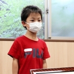 署長感謝状を受け取る男子児童＝尼崎北署