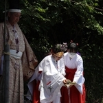 「めぐみ広田の大田植え」で田んぼを御神水で清める儀式＝西宮市大社町、広田神社